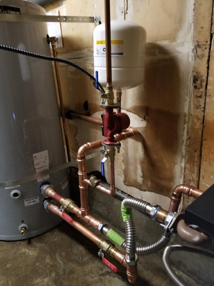 Commercial water heater with expansion tank and recirculating pump